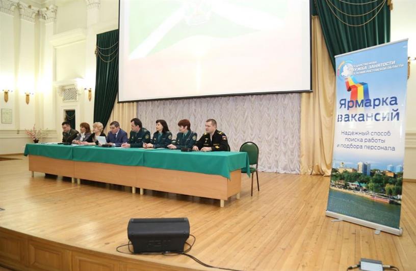 В Ростове-на-Дону офицер Южного округа Росгвардии ответил на вопросы участников «Ярмарки вакансий» 
