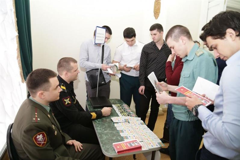 В Ростове-на-Дону офицер Южного округа Росгвардии ответил на вопросы участников «Ярмарки вакансий» 