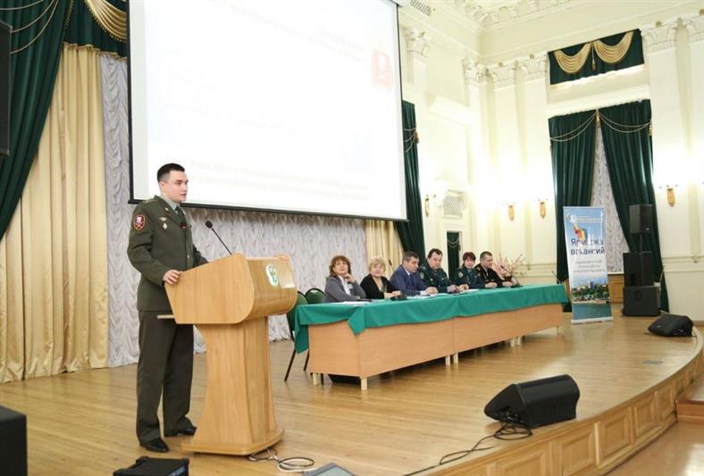 В Ростове-на-Дону офицер Южного округа Росгвардии ответил на вопросы участников «Ярмарки вакансий» 