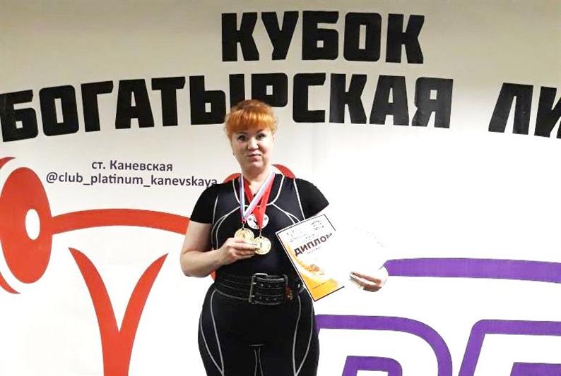 В Краснодарском крае сотрудница Росгвардии одержала победу в турнире по пауэрлифтингу