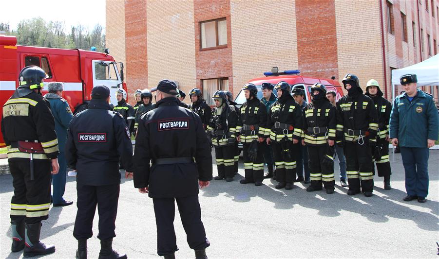 В Краснодарском крае военнослужащие Росгвардии и сотрудники МЧС провели совместные учения по отработке действий при пожаротушении на жилых объектах