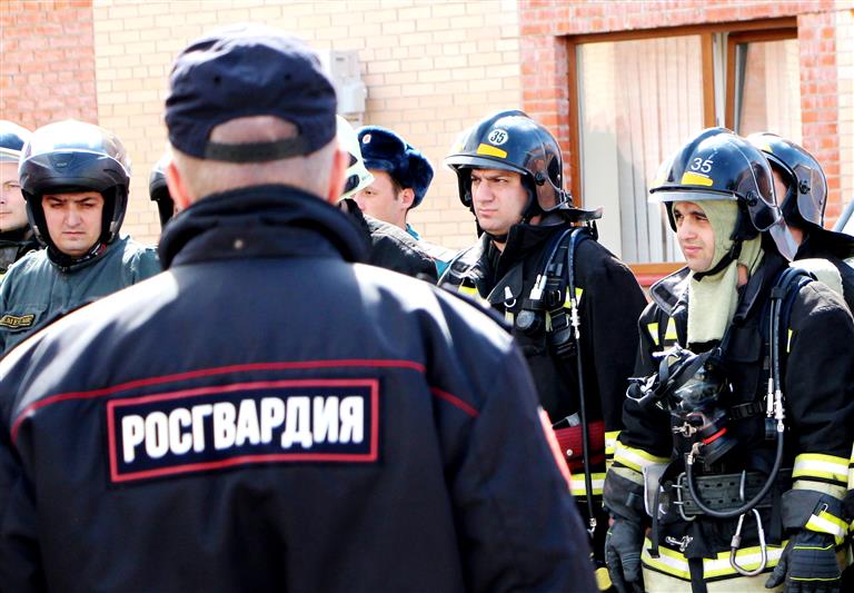 В Краснодарском крае военнослужащие Росгвардии и сотрудники МЧС провели совместные учения по отработке действий при пожаротушении на жилых объектах