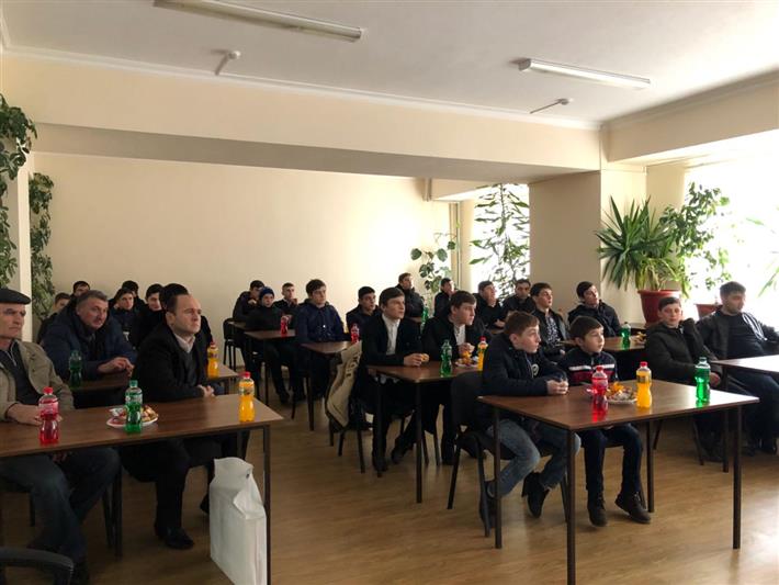 В Кабардино-Балкарии сотрудники СОБР провели Урок мужества для школьников