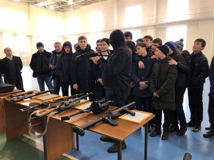 В Кабардино-Балкарии сотрудники СОБР провели Урок мужества для школьников