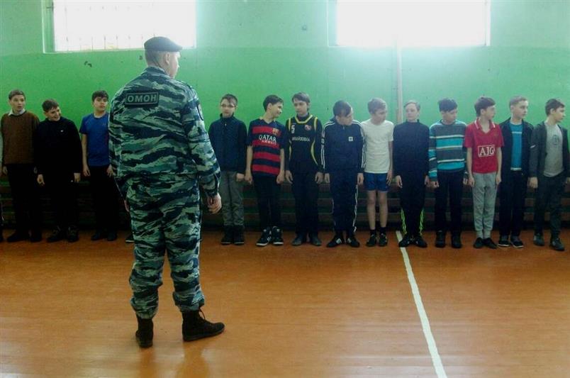 Бойцы волгоградского ОМОН рассказали сельским школьникам о службе в Росгвардии