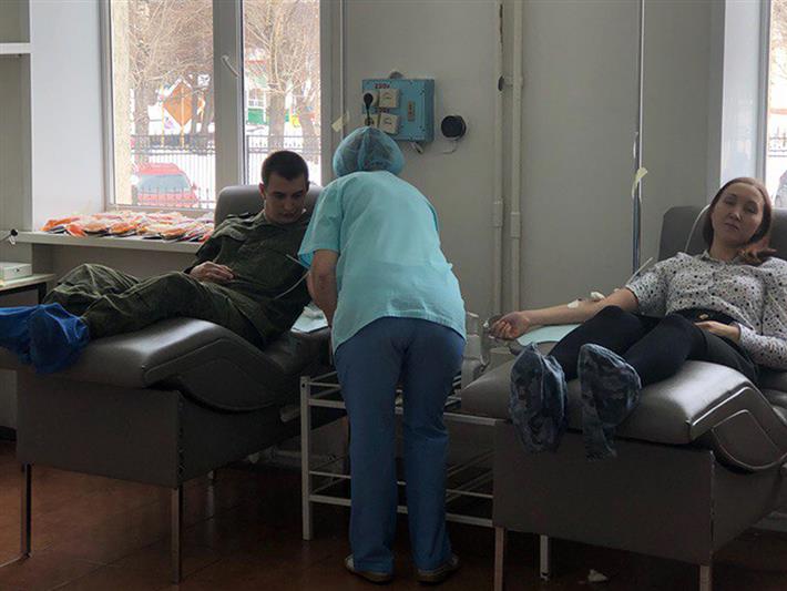 В Кемерове росгвардейцы сдают кровь для пострадавших при пожаре в торгово-развлекательном центре