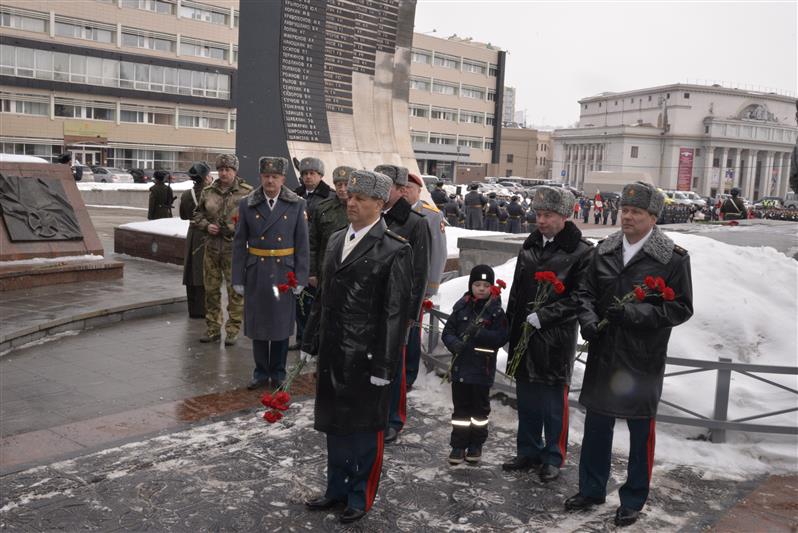 В День войск национальной гвардии Российской Федерации командующий Уральским округом принял участие в церемонии возложения цветов к подножию памятника «Черный тюльпан»