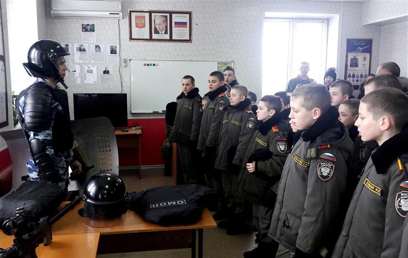 Волгоградские и калмыцкие омоновцы познакомили школьников со спецификой своей службы