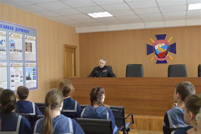 В пункте постоянной дислокации архангельского ОМОН побывали воспитанники школы Соловецких юнг
