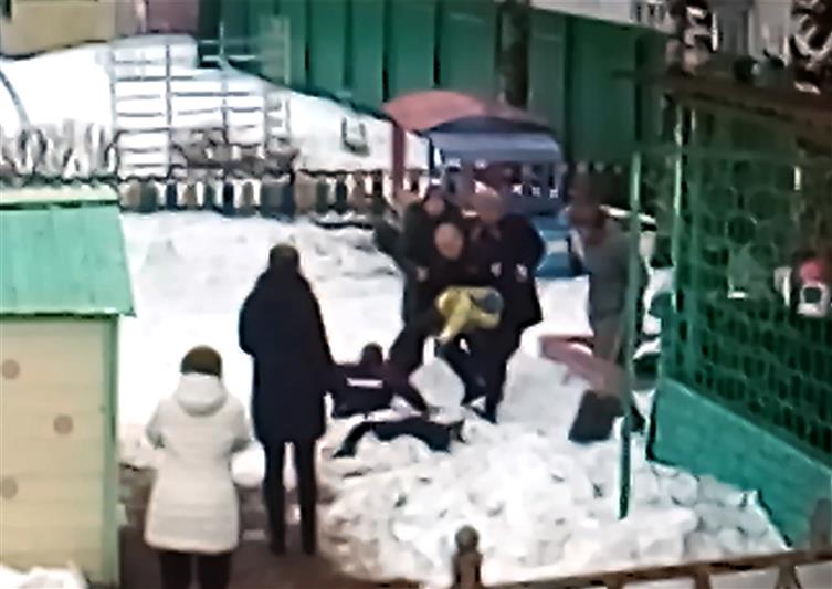 В Кирове сотрудники Росгвардии спасли трёхлетнего мальчика, который провалился в яму с водой (фото, видео)