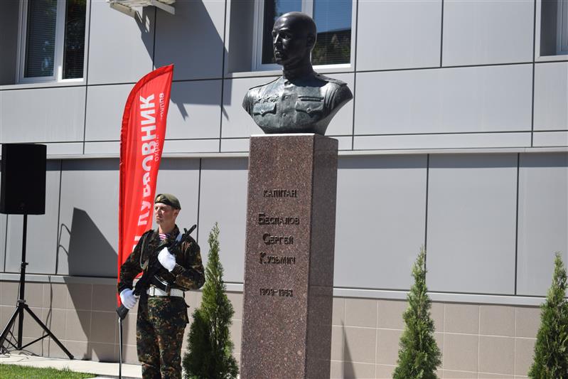 Военнослужащие Крымского соединения Росгвардии приняли участие в церемонии открытия памятника участнику Великой Отечественной войны, офицеру «Смерш» Сергею Кузьмичу Беспалову