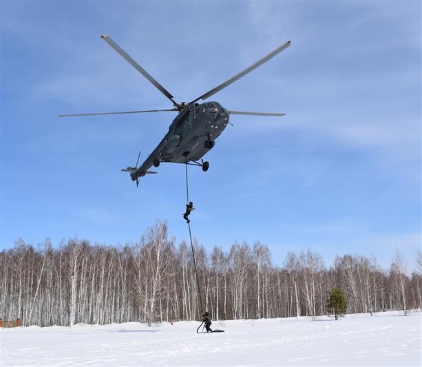 Бойцы спецподразделений и экипажи авиаотряда татарстанского управления Росгвардии отработали совместные оперативные действия