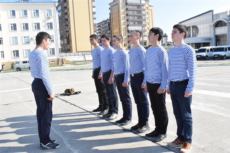 В Управлении Росгвардии по Республике Дагестан прошли тренировки с учащимися подшефной школы