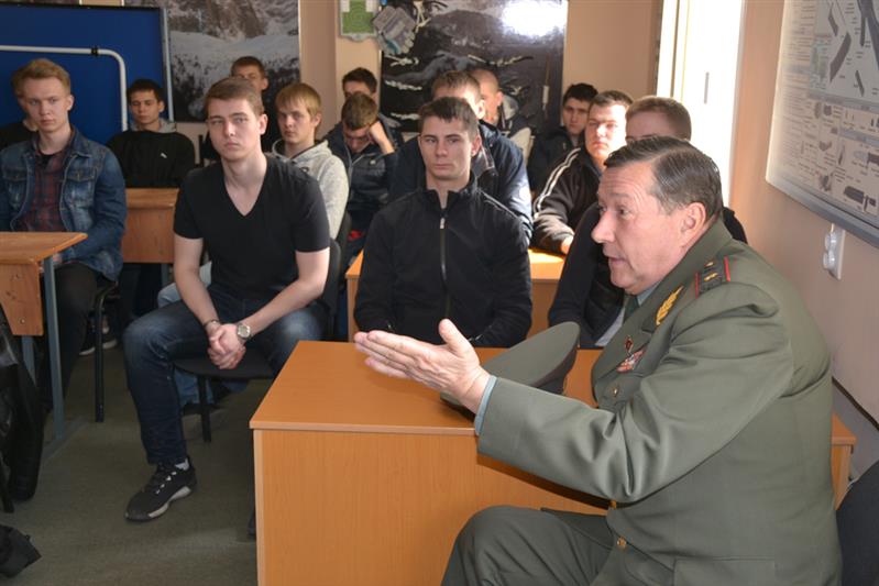 В Хабаровске будущие призывники побывали в гостях у сотрудников СОБР 