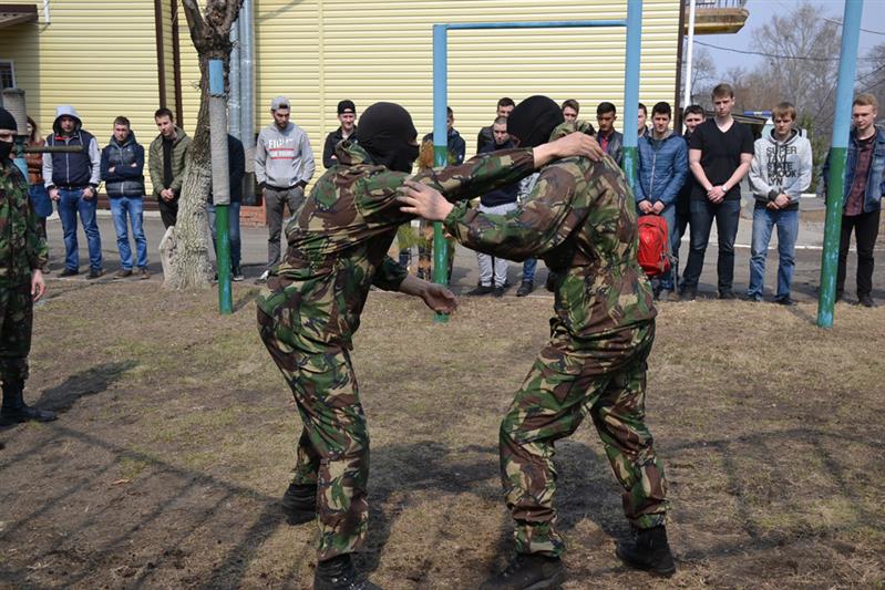 В Хабаровске будущие призывники побывали в гостях у сотрудников СОБР 