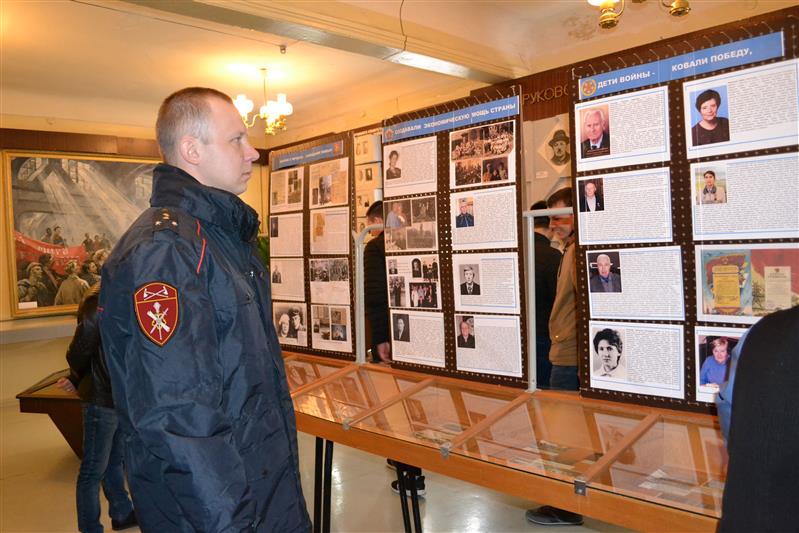 В преддверии Дня Победы сотрудники Росгвардии посетили музей Ульяновского патронного завода им. Володарского