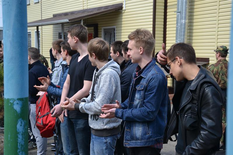 В Хабаровске будущие призывники побывали в гостях у сотрудников СОБР 