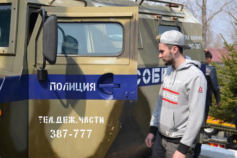 В Хабаровске будущие призывники побывали в гостях у сотрудников СОБР 