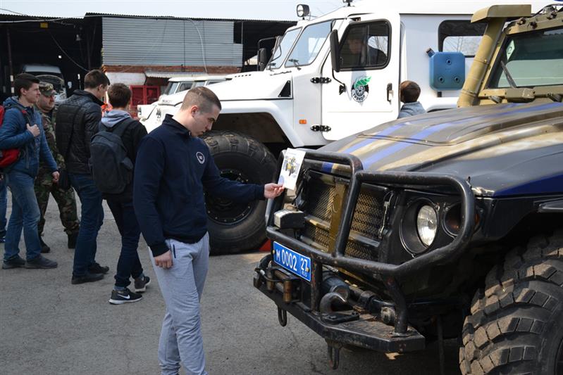 В Хабаровске будущие призывники побывали в гостях у сотрудников СОБР 