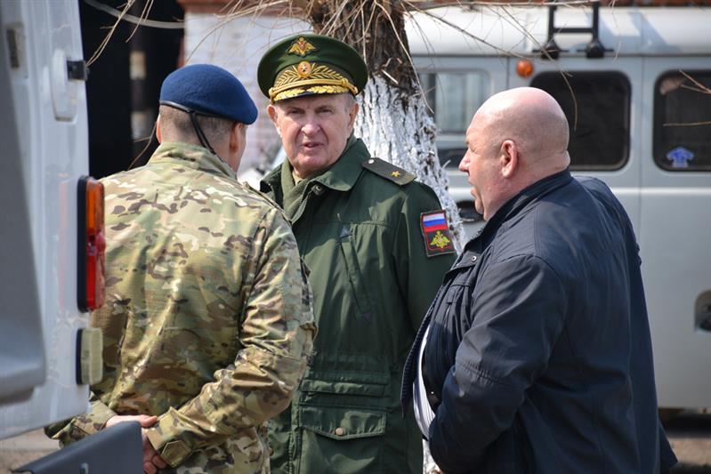 В Хабаровске будущие призывники побывали в гостях у сотрудников СОБР 