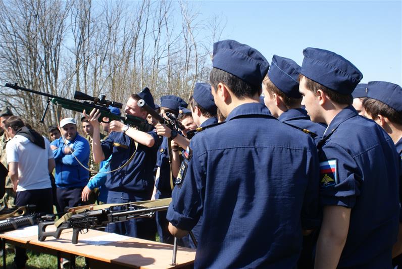 В Ростовской области бойцы ОМОН Росгвардии провели занятие с будущими призывниками
