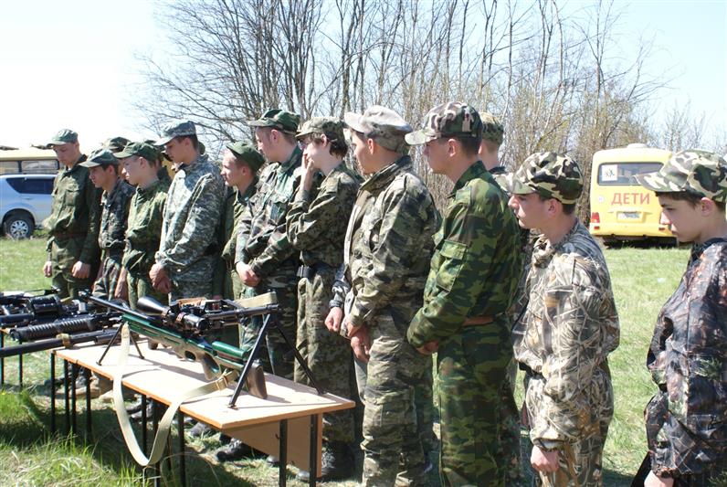 В Ростовской области бойцы ОМОН Росгвардии провели занятие с будущими призывниками