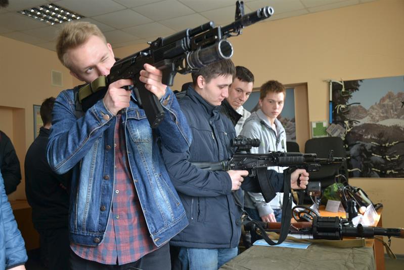 В Хабаровске будущие призывники побывали в гостях у сотрудников СОБР 