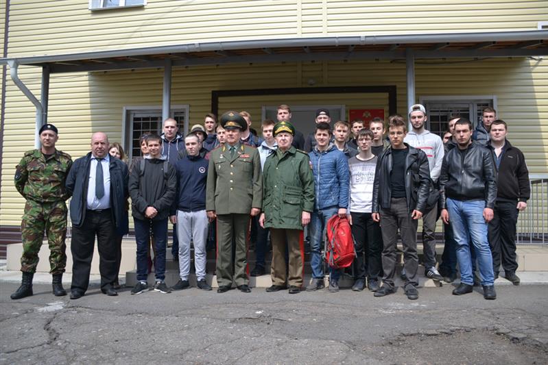 В Хабаровске будущие призывники побывали в гостях у сотрудников СОБР 