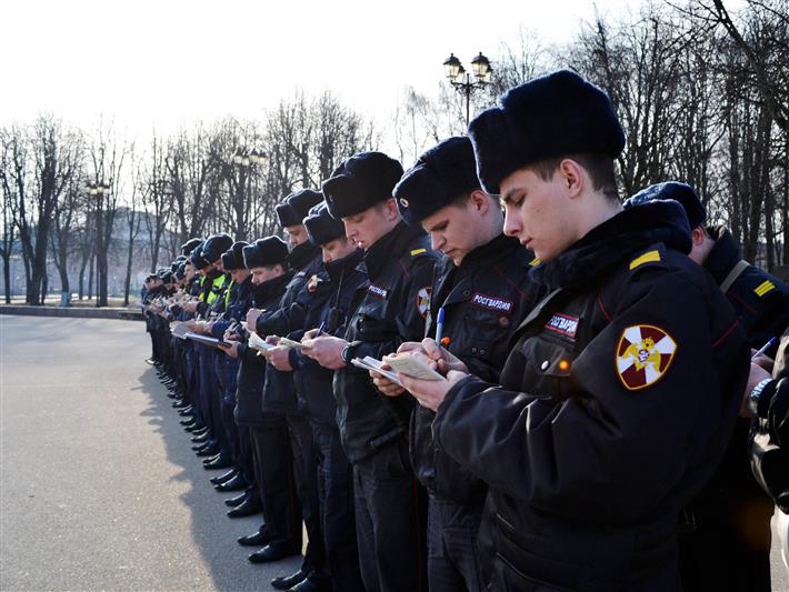 В Новгородской области состоялся совместный гарнизонный развод нарядов Росгвардии и полиции