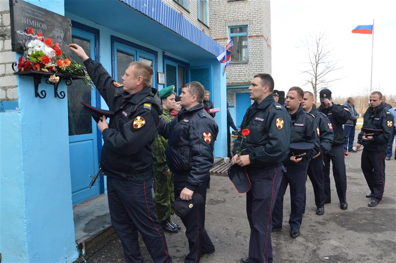 В Брянской области увековечили память сотрудника Росгвардии, погибшего при исполнении служебного долга