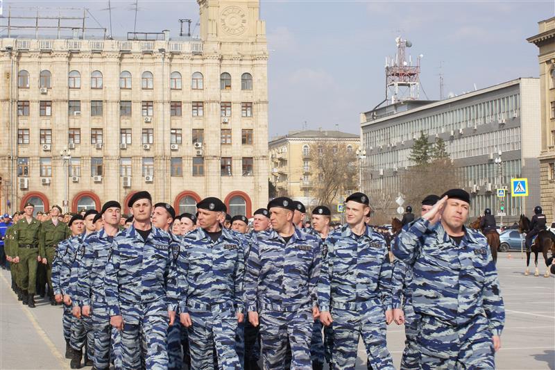 В Волгограде росгвардейцы  совместно с сотрудниками полиции приняли участие в общегарнизонном смотре подразделений 