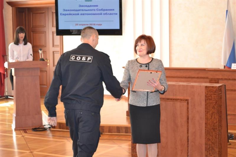 Председатель Заксобрания Еврейской автономной области наградила сотрудников и военнослужащих территориального органа Росгвардии