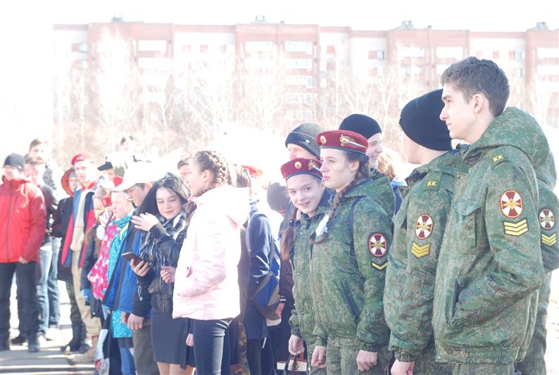 В Кирове сотрудники ОМОН провели Урок мужества для детей, оказавшихся в сложной жизненной ситуации, и приняли участие в слёте юнармейцев