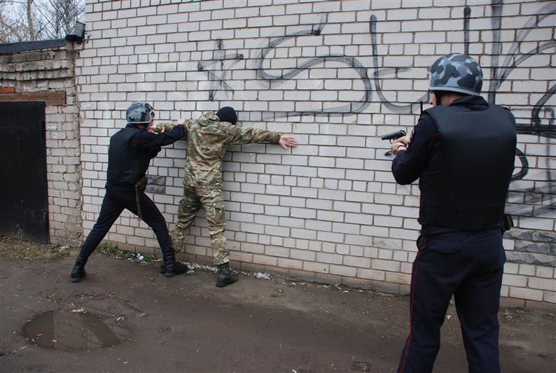В Приволжском округе сотрудники Росгвардии задержали убийцу, грабителей и нетрезвого мужчину, который посадил за руль своего автомобиля малолетнего ребенка 