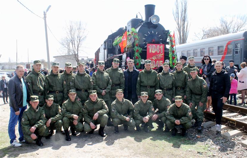 Военнослужащие Росгвардии встретили ретро-поезд в Волгоградской области и дали старт Всероссийской акции «Георгиевская ленточка»