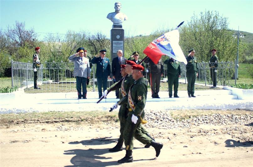 Военнослужащие и ветераны Южного округа Росгвардии почтили память дважды Героя Советского Союза генерала Ивана Фесина на его малой родине