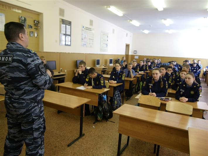 В течение недели сотрудники ОМОН провели Уроки мужества для белгородских школьников