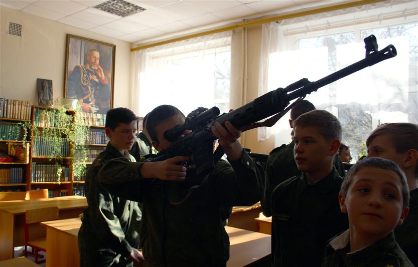 Сотрудники воронежского ОМОН провели открытый урок в кадетском корпусе