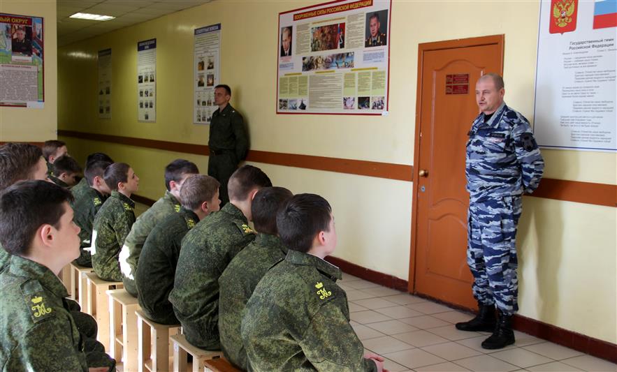 Сотрудники воронежского ОМОН провели открытый урок в кадетском корпусе