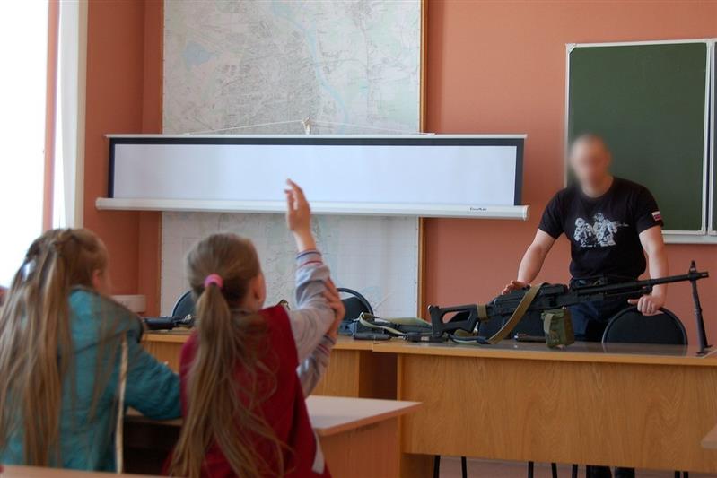 В Кирове сотрудники ОМОН провели Урок мужества для детей, оказавшихся в сложной жизненной ситуации, и приняли участие в слёте юнармейцев