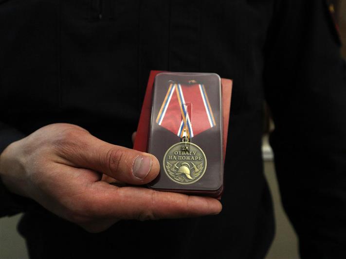 СОТРУДНИКИ РОСГВАРДИИ, СПАСШИЕ ЛЮДЕЙ ВО ВРЕМЯ ПОЖАРА В КРАСНОЯРСКЕ, НАГРАЖДЕНЫ ВЕДОМСТВЕННЫМИ МЕДАЛЯМИ МЧС РОССИИ