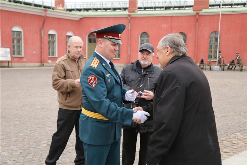 В честь 100-летия батальона охраны и обеспечения Северо-Западного округа Росгвардии произведен полуденный залп из пушки Петропавловской крепости