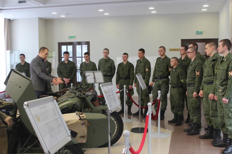 Парадный расчет Уральского округа Росгвардии в преддверии Дня Великой Победы посетил Музей военной техники в Верхней Пышме 