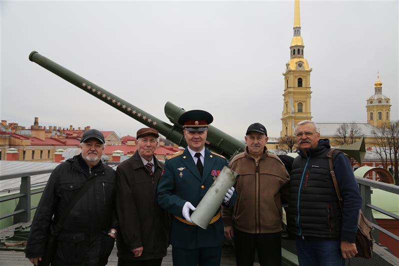 В честь 100-летия батальона охраны и обеспечения Северо-Западного округа Росгвардии произведен полуденный залп из пушки Петропавловской крепости