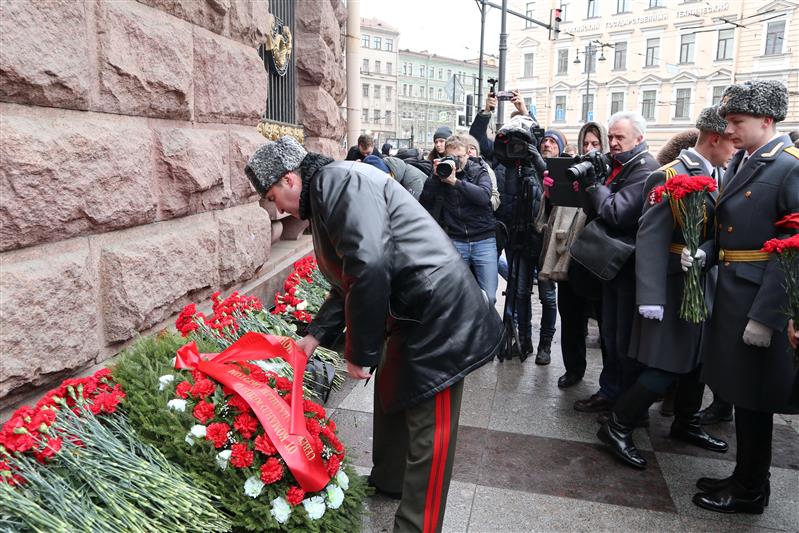 Росгвардейцы Северо-Запада почтили память жертв теракта, произошедшего в северной столице в прошлом году