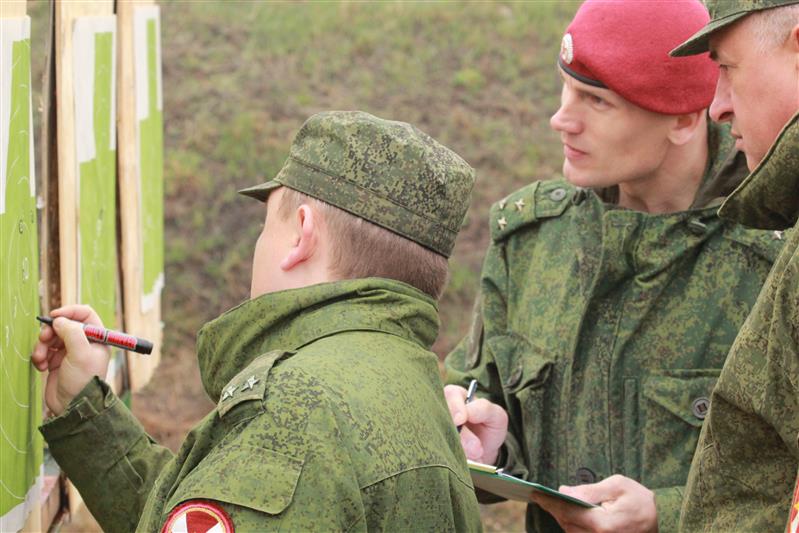 Учащиеся выпускного курса Саратовского военного института сдали итоговый экзамен по физической и огневой подготовке