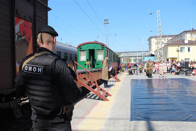 Ретро-поезд «Победа» под охраной росгвардейцев прибыл на железнодорожную станцию Ростов-Главный