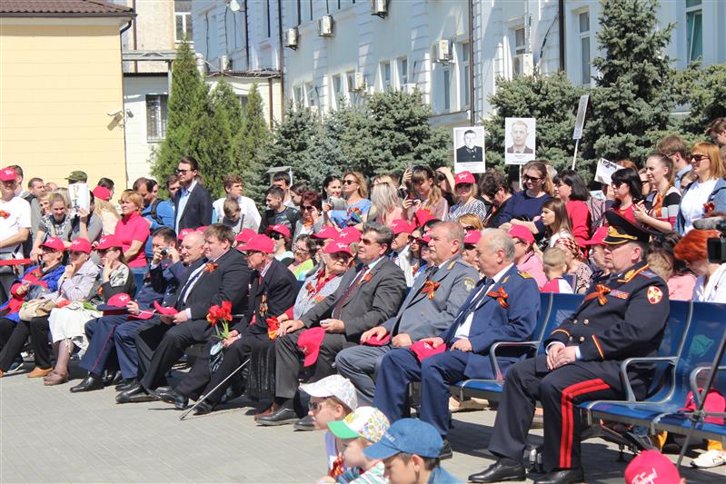 Ретро-поезд «Победа» под охраной росгвардейцев прибыл на железнодорожную станцию Ростов-Главный