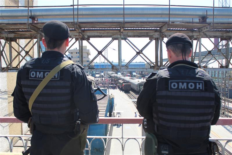 Ретро-поезд «Победа» под охраной росгвардейцев прибыл на железнодорожную станцию Ростов-Главный