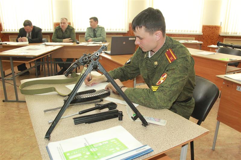 Учащиеся выпускного курса Саратовского военного института сдали итоговый экзамен по физической и огневой подготовке
